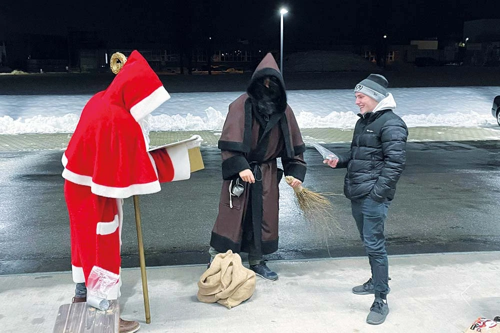 Samichlaus und Schmutzli bei den Lernenden zu Besuch